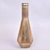 DHAKA GOUD VAAS FLES 18X47CM -Huisdecoratie Winkel dhaka goud vaas fles 18x47cm 800x534 6239d80072e4a l